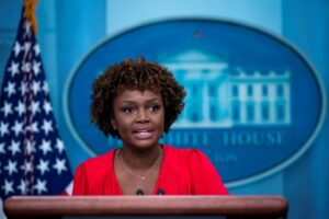Karine Jean-Pierre hace historia al estrenarse como portavoz de la Casa Blanca