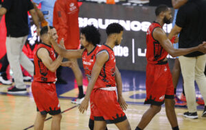 Los Leones lanzaron para un 50 por ciento de campo, frente a un 32 de los Titanes y así debutan con victoria en la temporada