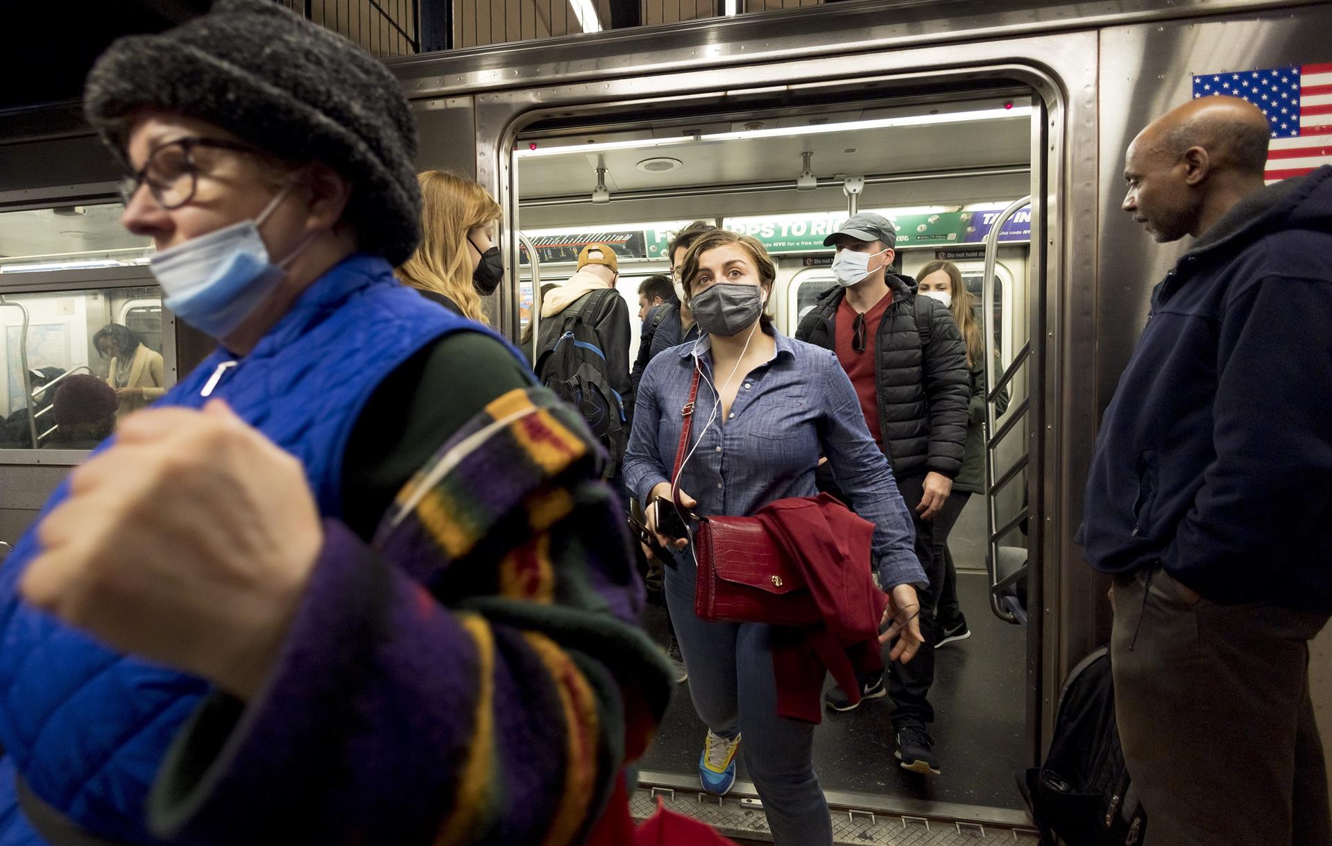 Nueva York pide volver a usar mascarilla en público ante repunte de covid-19