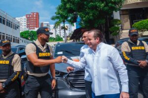 Gobierno entrega flotilla de vehículos y equipos a la DNCD