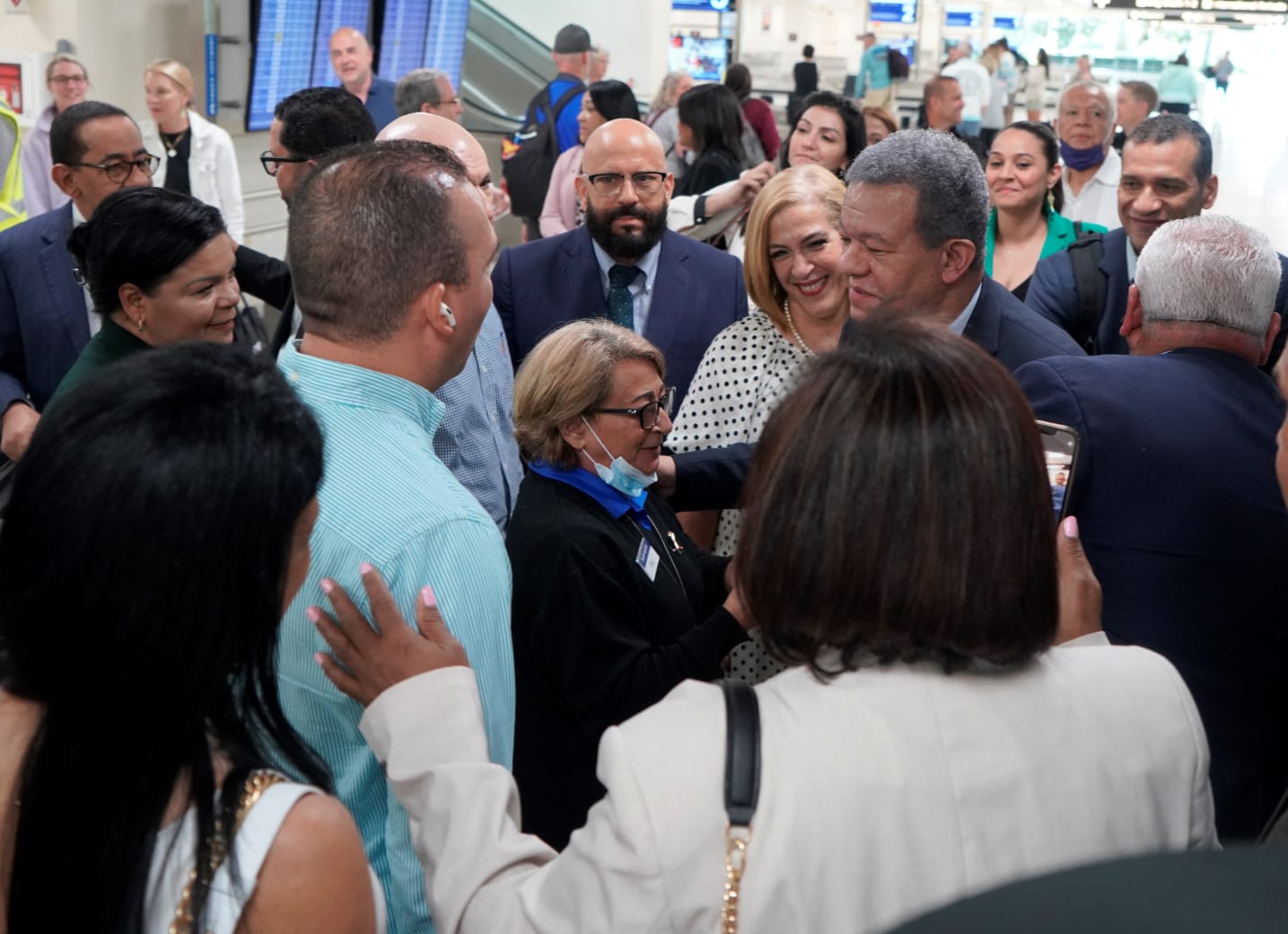 Leonel Fernández llega a Florida para continuar juramentaciones de nuevos miembros de la FP