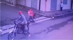 VIDEO: Joven se enfrenta a delincuentes que pretendían atracarlo en SFM