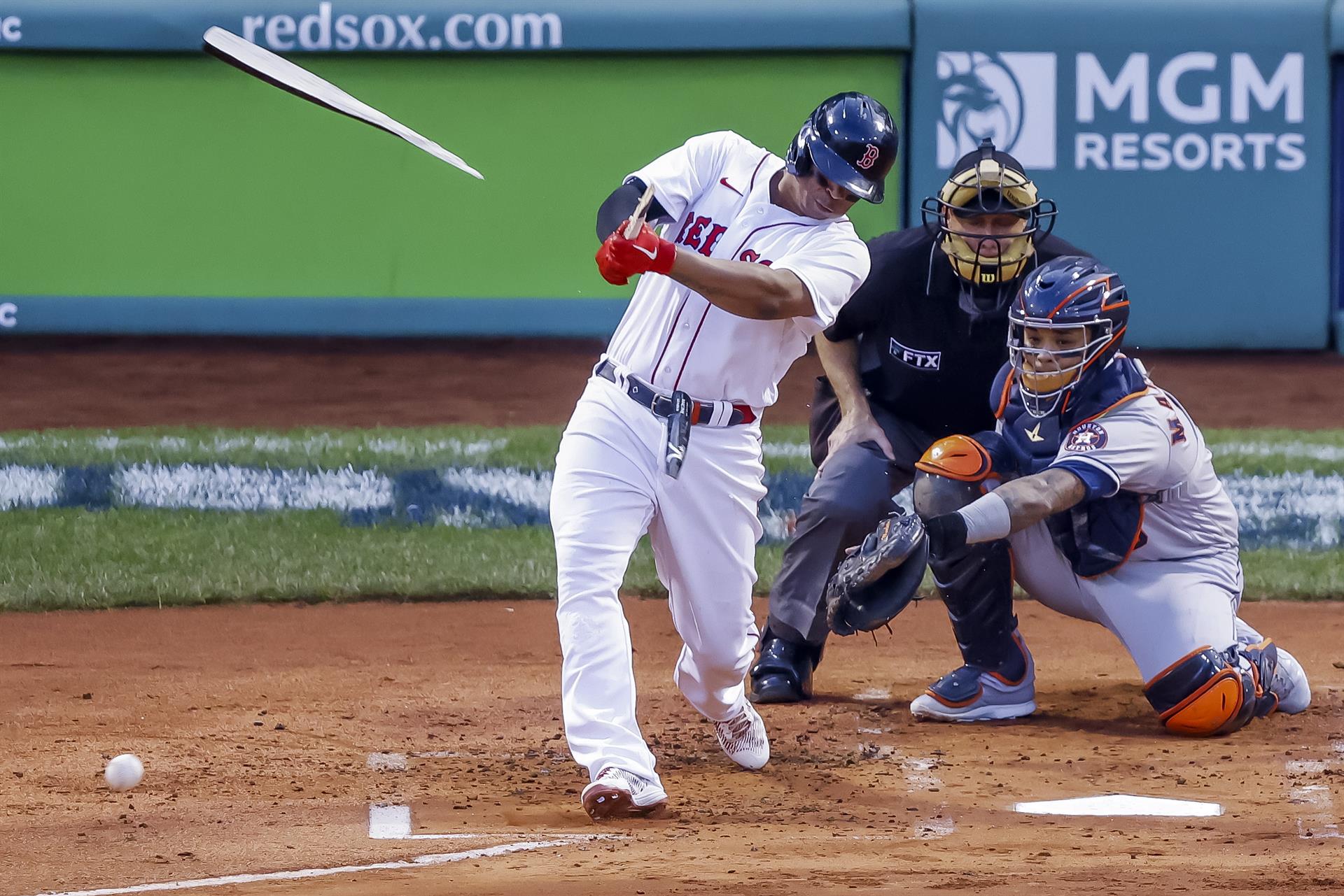 Bate de Devers se mantiene encendido en un momento difícil para Boston