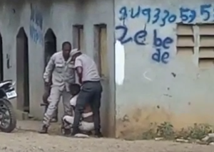Arrestan y suspenden agentes por agresión a mujer en Montecristi