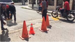 Programa de radio y empresario pintan reductores en Hato Mayor