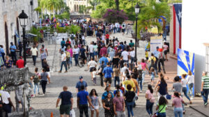 Cientos acuden a último día de la Feria Internacional del Libro