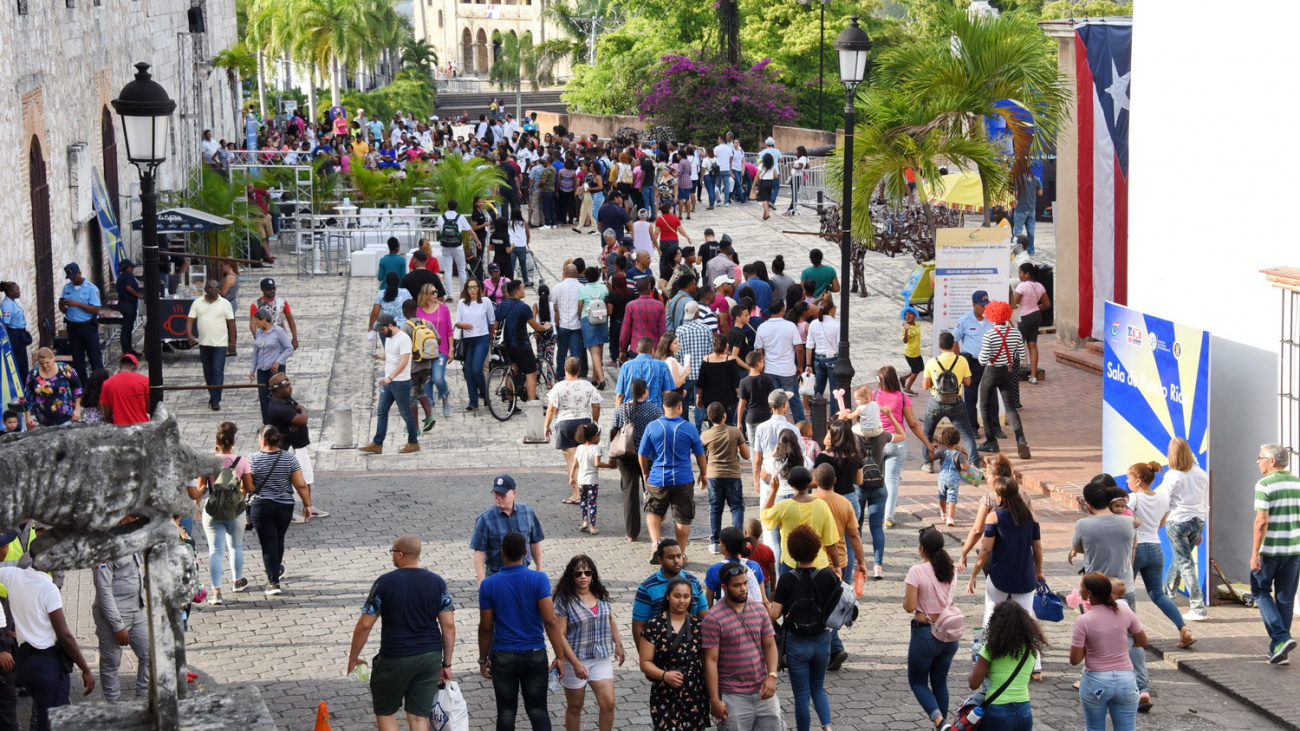 Cientos acuden a último día de la Feria Internacional del Libro
