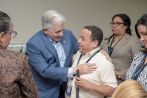 Eduardo Estrella, presidente del Senado, con un empleado no vidente durante la entrega de los uniformes.