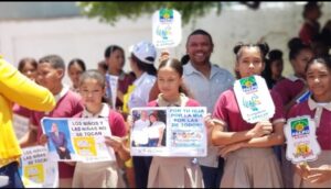 El Frente Amplio de Lucha Popular en su filial de Nagua también se unió a la campaña de prevención del abuso infantil. La imagen que utilizaron resalta una mano de un adulto agarrando a la de un niño o niña.