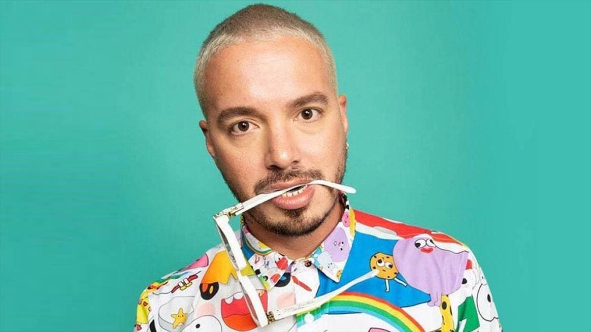 J Balvin en minifalda alborota las redes