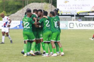Jugadores Jarabacoa FC celebran gol de Alan Aciar frente al Atlético de San Cristóbal