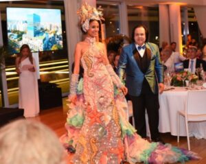 El afamado diseñador dominicanao Leonel Lirio junto a la modelo del vestido Reina de los mares