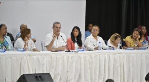 Abinader y Ministerio de la Mujer se reúnen con mujeres de Villa Juana