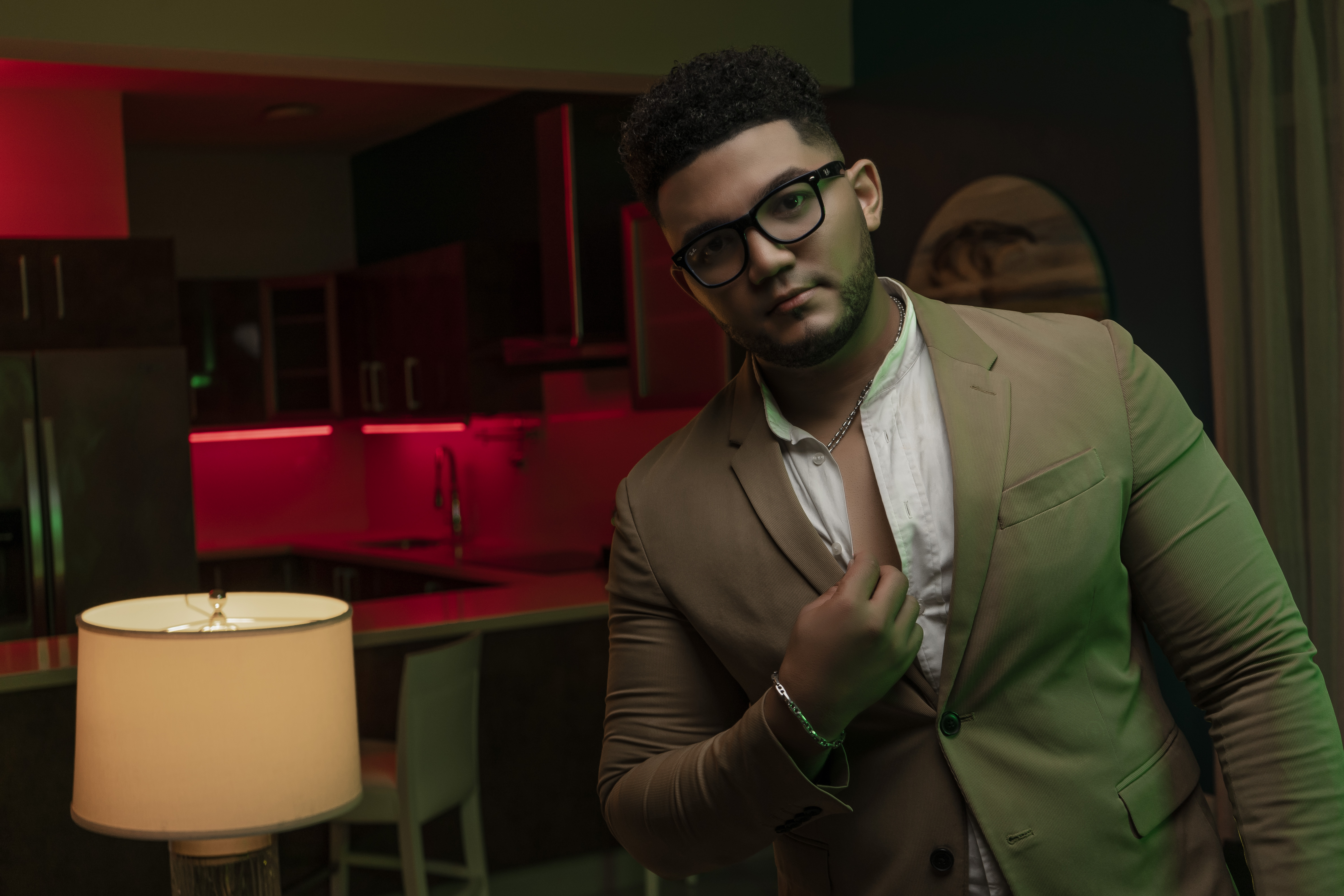Cantante Darling Sax seduce con su tema "Bésame"