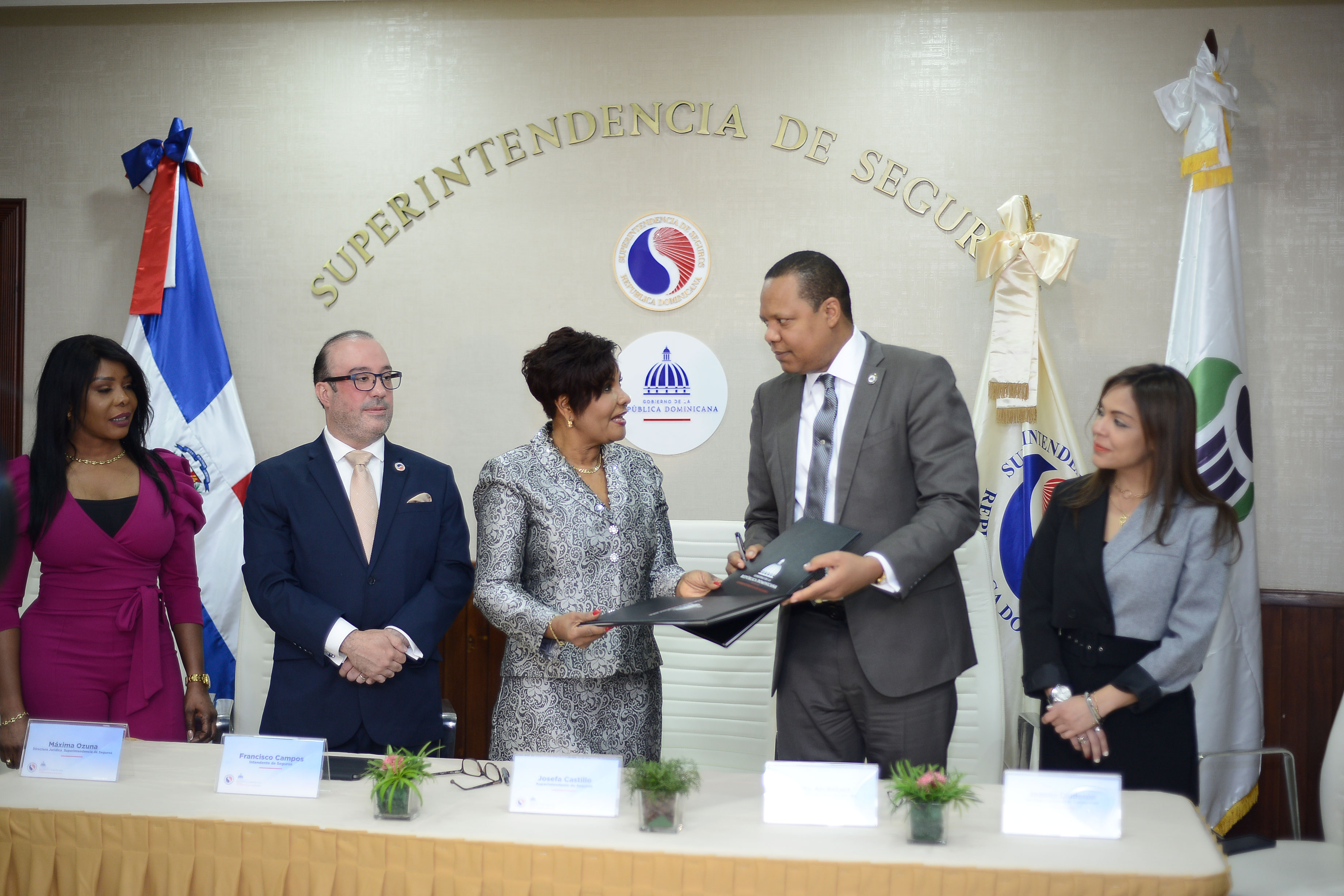 Firman acuerdo interinstitucional para proteger a usuarios de seguros