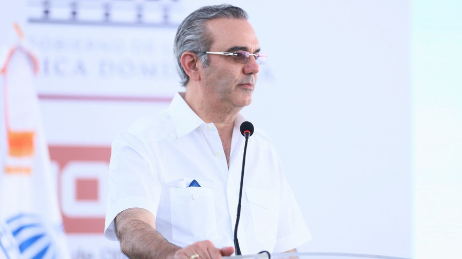 Abinader en desacuerdo con que empleados hagan aportes a partidos