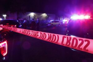Presunto delincuente muerto y un policía herido tras un tiroteo en NY
