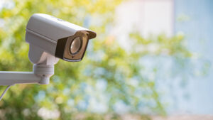 Viviendas y negocios en Los Mameyes están minados de cámaras