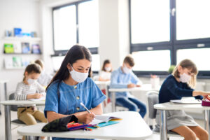 Pese a ligero aumento COVID-19, descartan uso mascarilla en escuelas