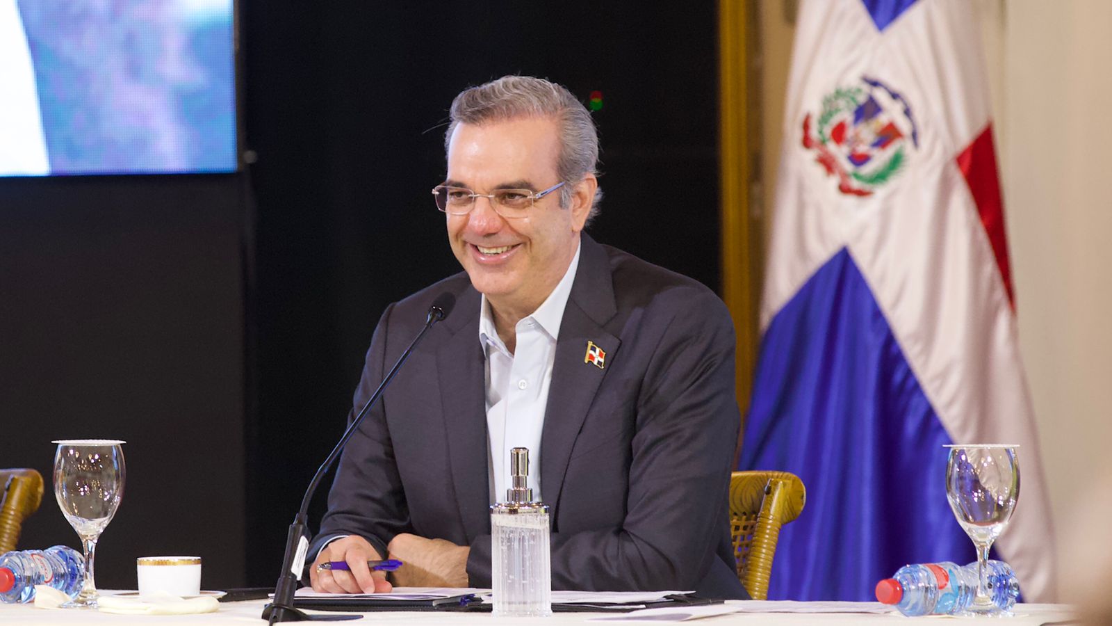 Abinader se reúne con mujeres líderes y encabeza feria científica