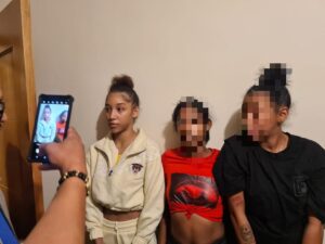 Las autoridades arrestan este jueves a la joven Steicy Peña, mejor conocida como La Demente, quien se encontraba prófuga de la justicia.

La Demente presenta cargos de proxenetismo alegadamente a beneficios del exponente urbano Aderly Oviedo (Rochy RD).



El arresto se llevó a cabo en un departamento de un residencial de la avenida Ecológica donde, además, se encontraron estupefacientes.