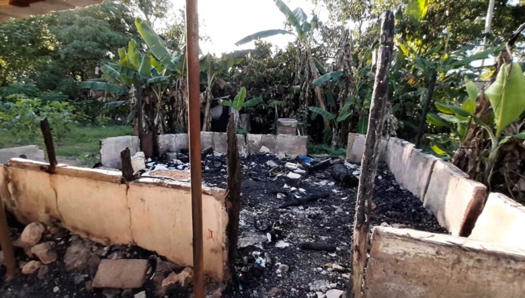 Imagen muestra como quedo la vivienda tras incendiarse