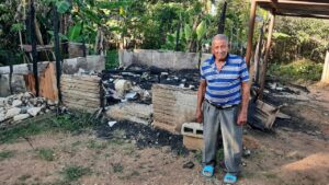Pide ayuda una pareja que perdió vivienda por incendio en Yamasá