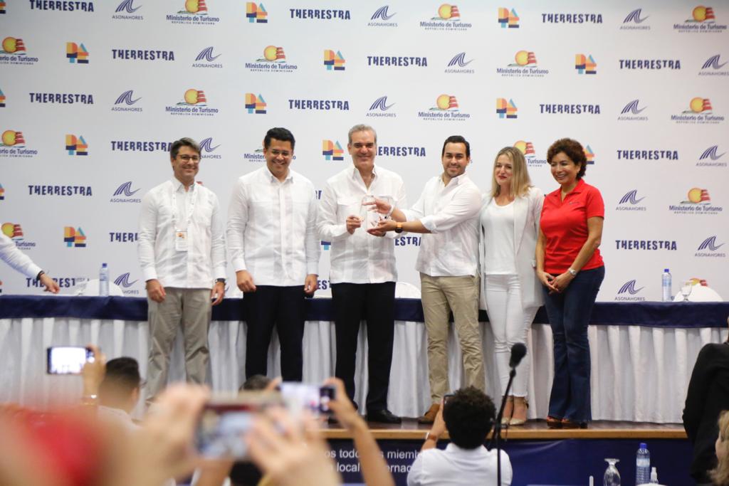 RD firma acuerdos con importantes aerolíneas de Canadá