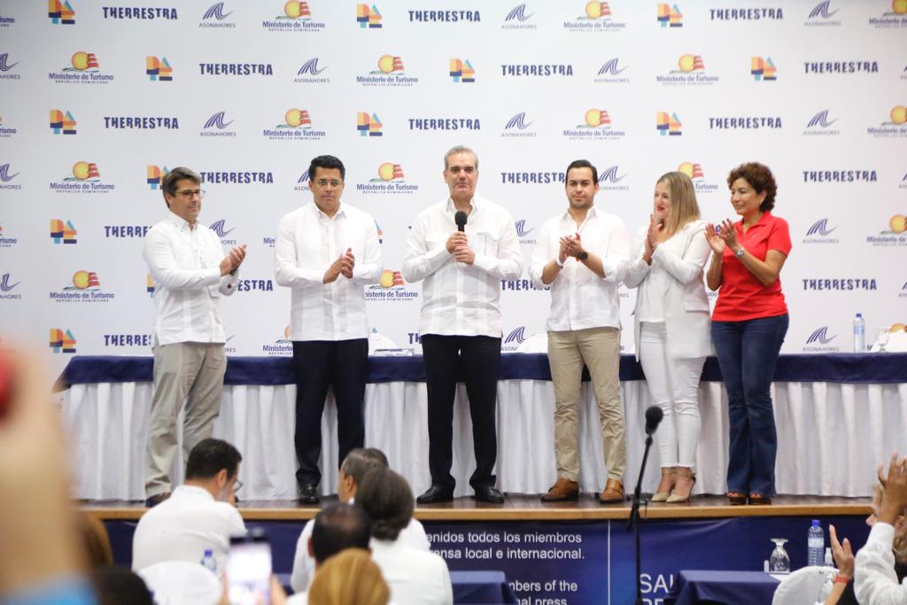 Para potenciar turismo RD firma acuerdos con aerolíneas de Canadá