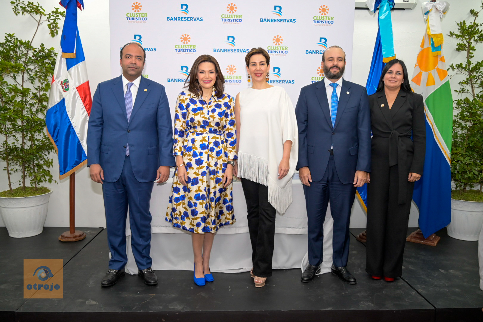 Realizan aporte de coches eléctricos para visitas a sitios históricos de la Ciudad Colonial