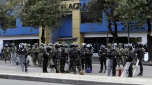 Cientos de personas exigen en Ecuador la liberación del líder indígena Leonidas Iza