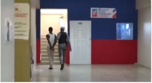 Investigan cómo alumno penetró con machete a escuela e hirió directora