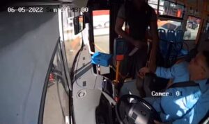 Delincuente asalta con un cuchillo autobús del corredor Charles de Gaulle