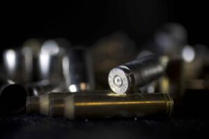 Muere niño de siete años mientras dormía por herida de bala en Texas 