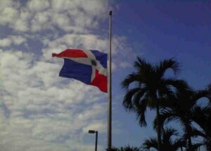 Izan bandera nacional a media asta en oficina de Medio Ambiente de Dajabón  