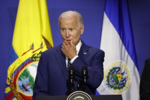 Biden urge a las grandes petroleras a aumentar la producción y bajar precios