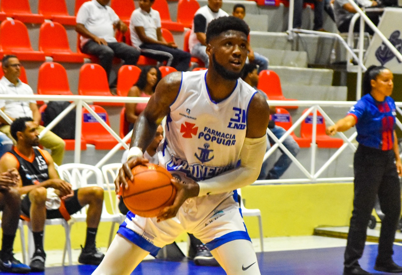Carlton Bragg Jr. 3, jugador Marineros de Puerto Plata