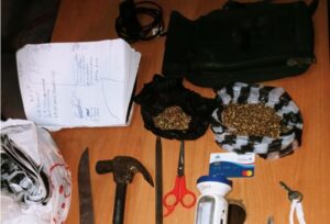 Policía desmantela punto de drogas y recupera motocicleta robada en Azua