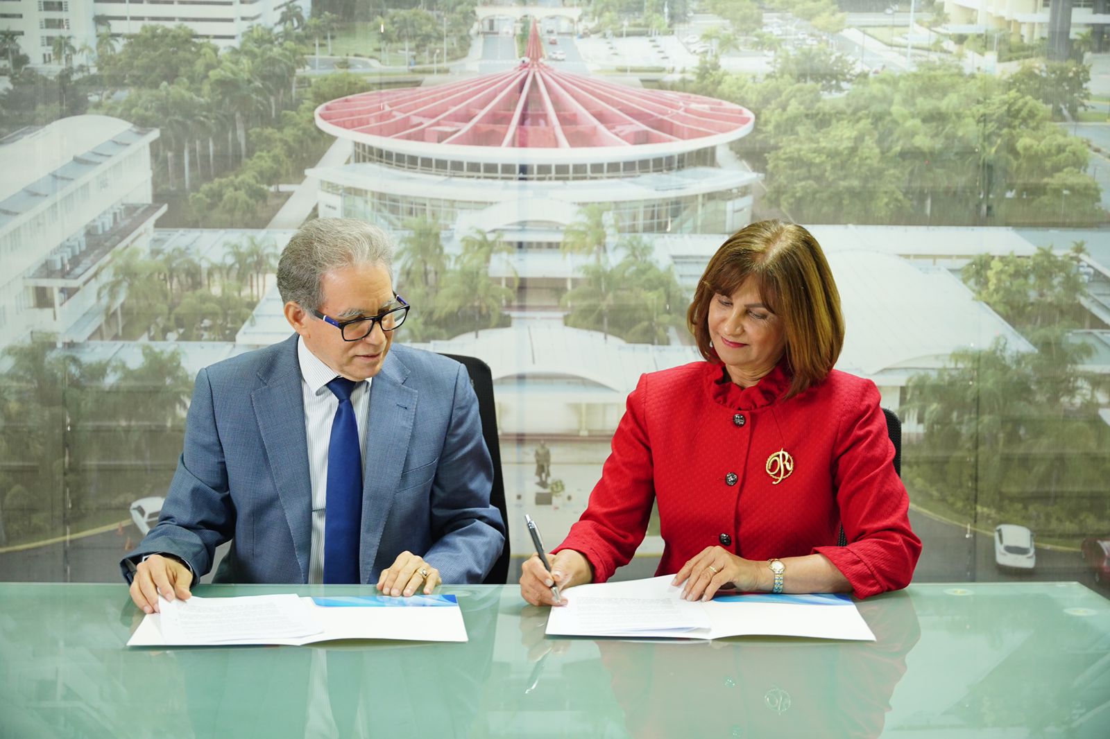 Hernández respalda a Rosalía Sosa en segunda vuelta elecciones UASD