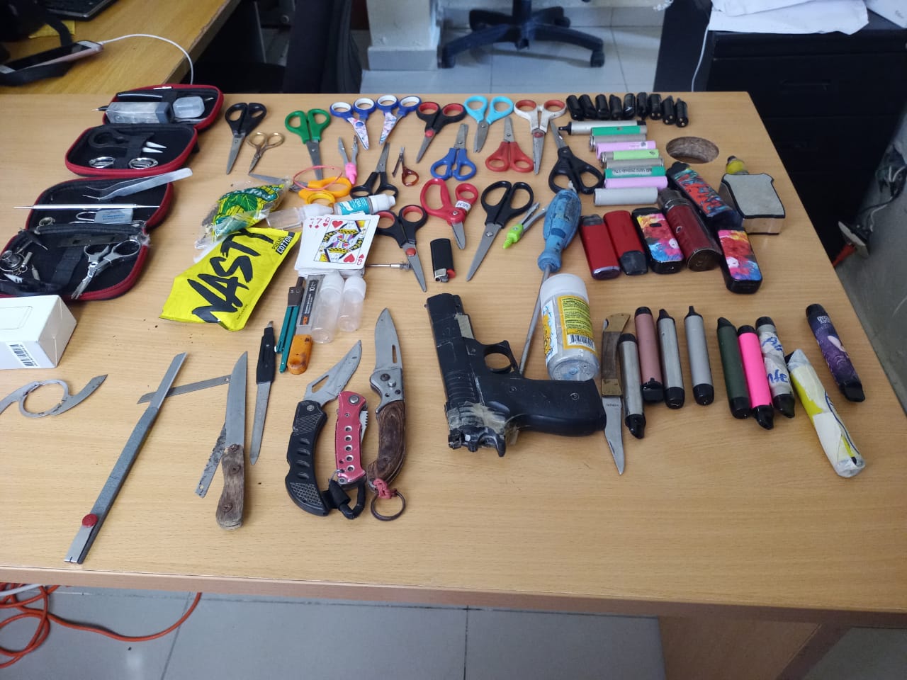 Encuentran pistola, vaper, tijeras, navajas, cuchillos y otros objetos punzantes en liceo de San Juan