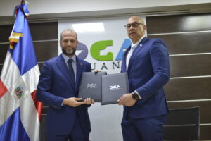 Daniel Peña, subdirector de Tecnología y Juan Gabriel Gautreaux Martínez.