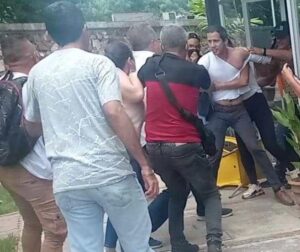 Guaidó recibe empujones e insultos durante visita al oeste de Venezuela