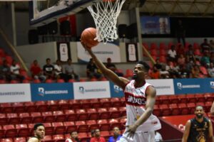 Juan Miguel Suero ataca frente a Leones de Santo Domingo