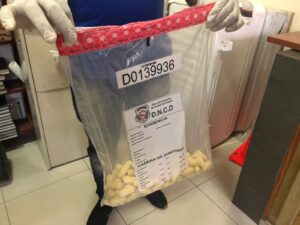Detienen en el AILA dominico-holandés con 99 bolsitas de cocaína en su estomago