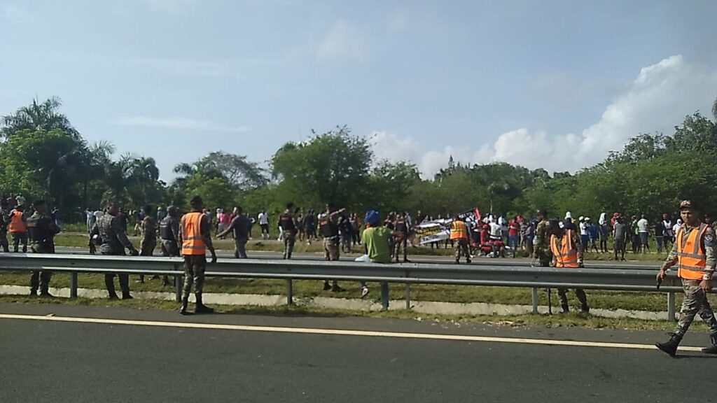 Al lugar llegaron miembros de la unidad de reacción de COMIPOL quienes disiparon la protesta.