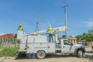 Edesur ilumina y electrificar cuatro comunidades en Las Matas de Farfán