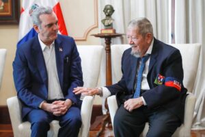 Presidente Abinader recibe comandante Delio Gómez Ochoa 