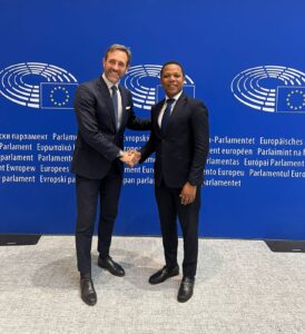 País Posible lleva al Parlamento Europeo postura de Abinader sobre Haití.