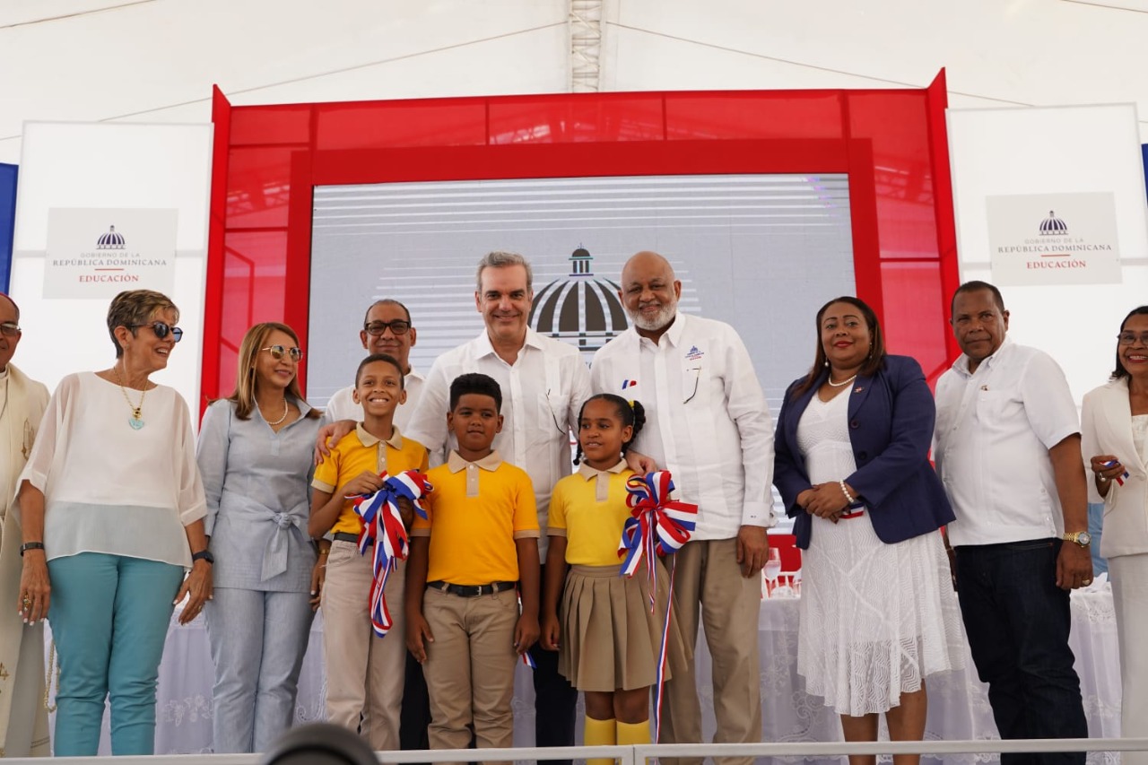 Presidente Luis Abinader y ministro Roberto Fulcar inauguran centro educativo en Puerto Plata