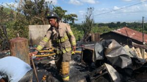 Bombero acude a sofocar incendio y se entera de que su propia casa es la afectada